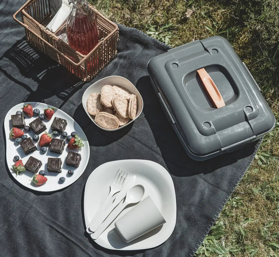 Easy Camp Picnic Box M, a portable tableware set with plates, cups, and utensils for outdoor picnics.