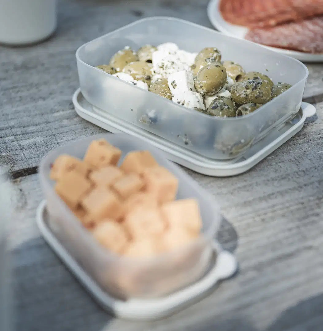 Easy Camp Picnic Box L tableware set with plates, cups, and utensils for outdoor dining, featuring a compact, portable design.