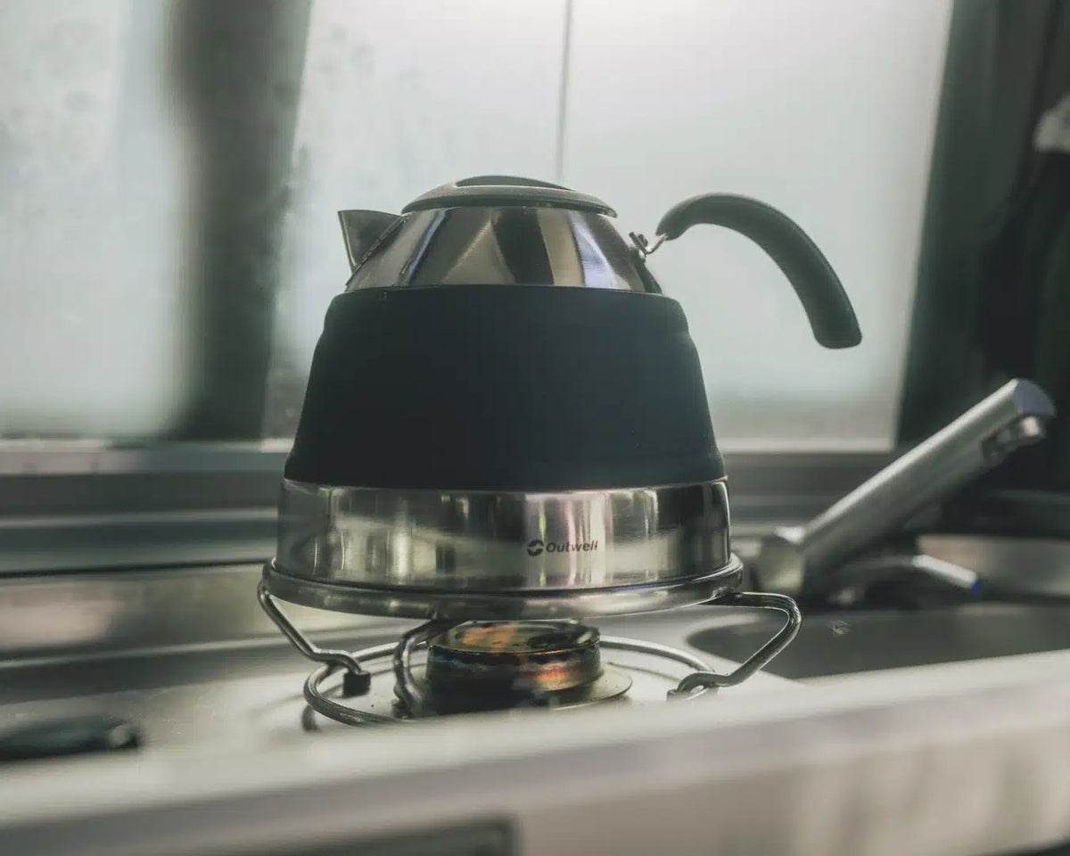 Outwell Collaps Kettle 1.5L in navy night color, compact and foldable camping kettle with handle for easy use and storage.